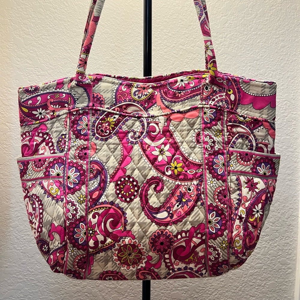 Vera Bradley Tote perfect for summer and spring! Excellent, like new condition.